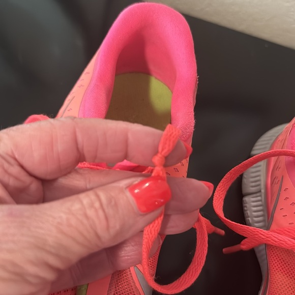 Nike “ FreeRun” running shoes in size 7.5. Beautiful melon color. Worn & clean - Picture 6 of 9